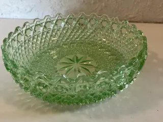 Skål i grønt presset glas