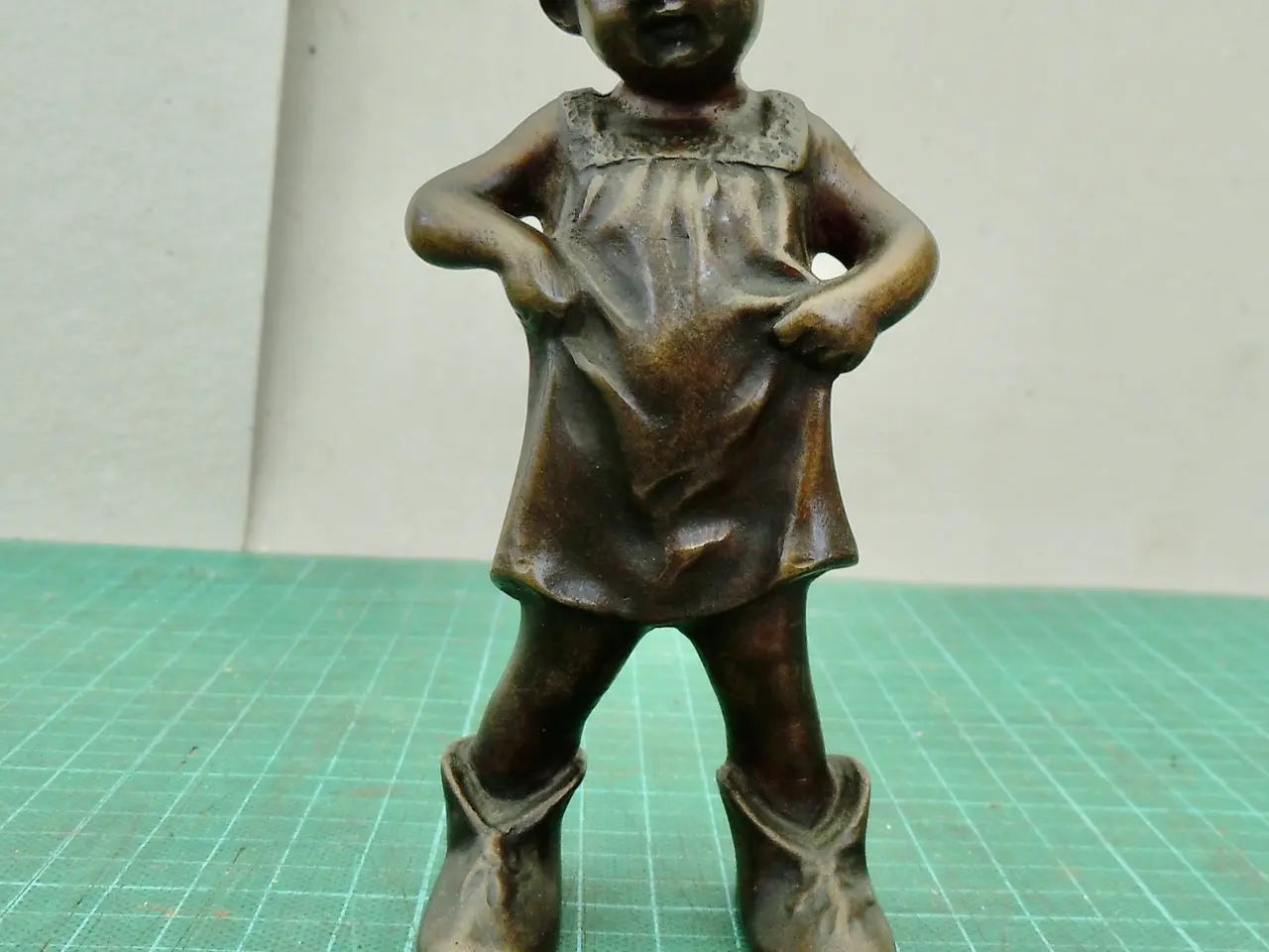 Billede 1 - Bronzefigur, signeret, af barn med store støvler