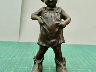 Bronzefigur, signeret,  af barn  med store støvler