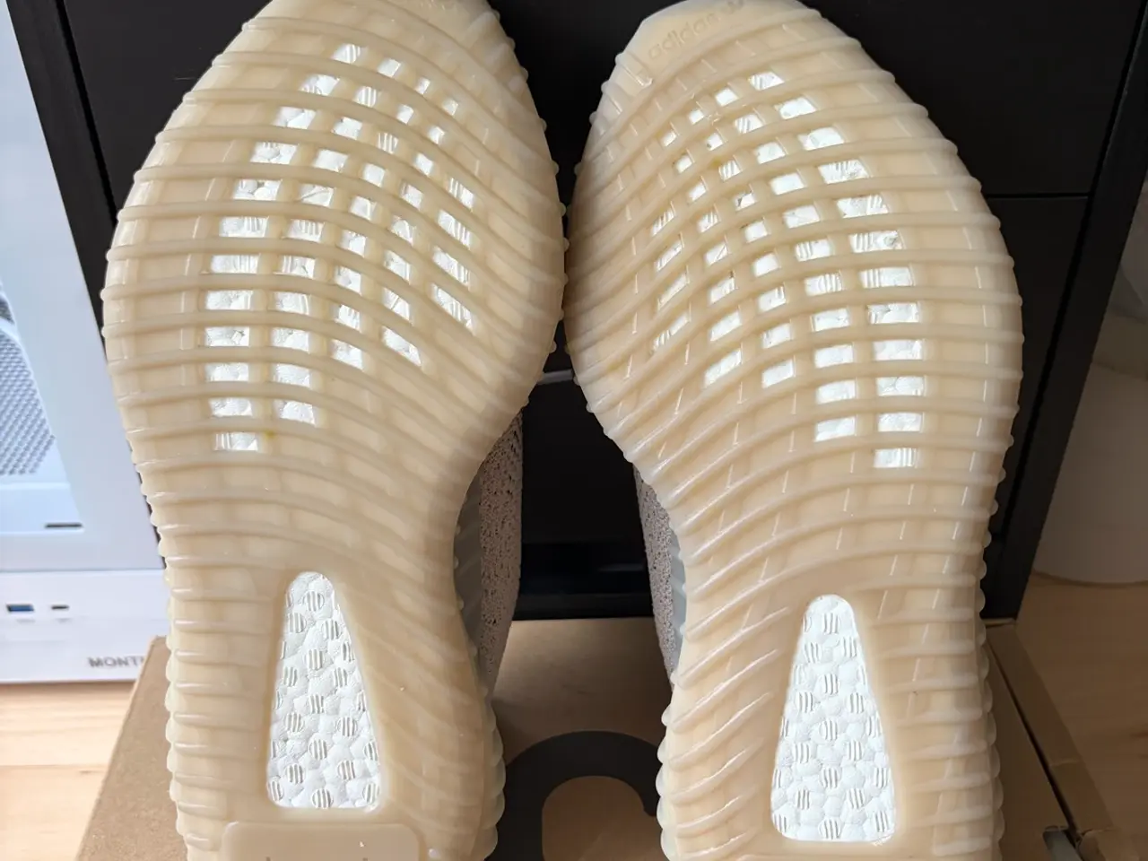 Billede 2 - Adidas Yeezy Boost 350 V2 Slate – Str. 42 – Ny