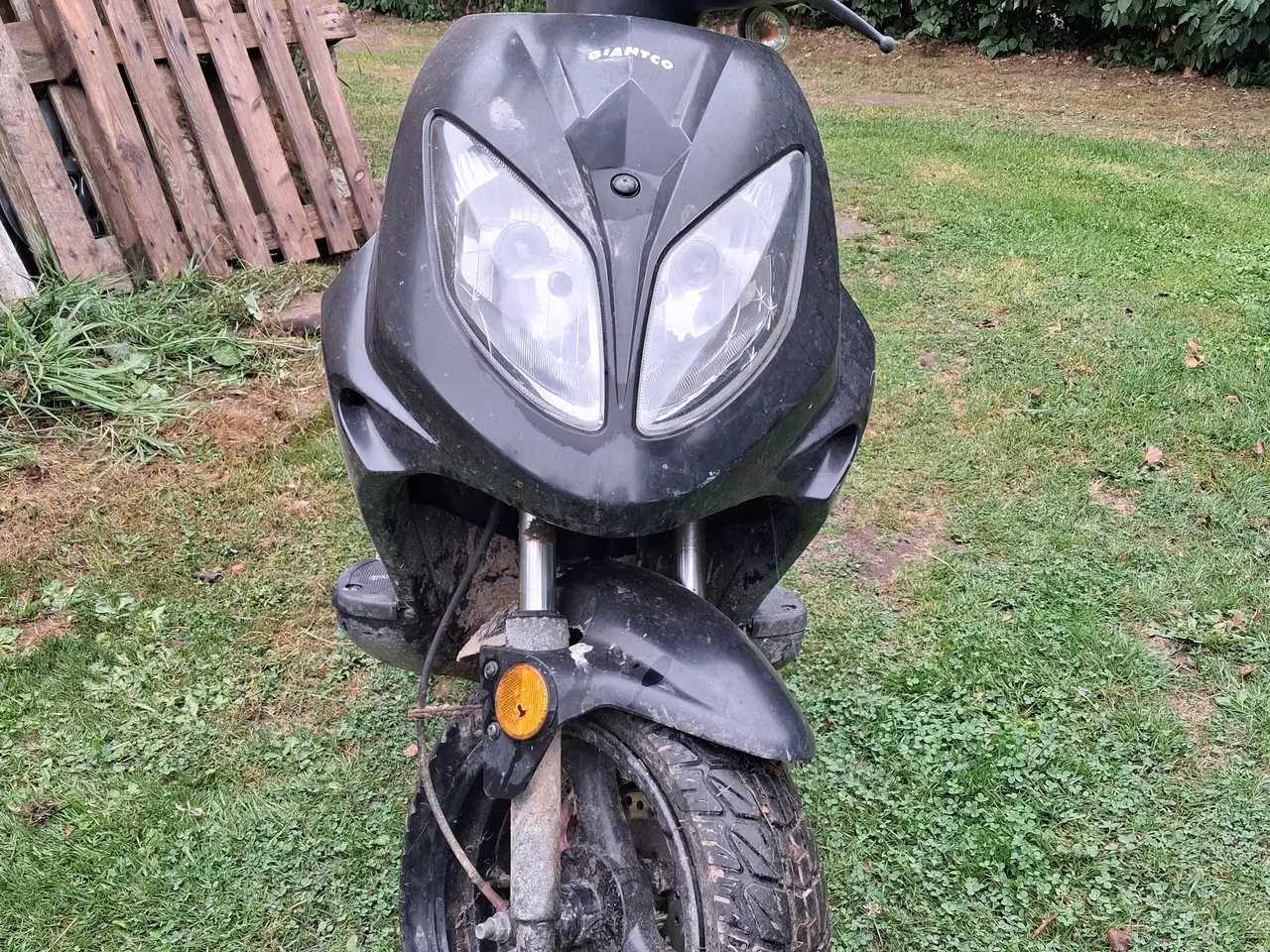 Billede 3 - Dæk på fælge samt defekt 45 scooter.