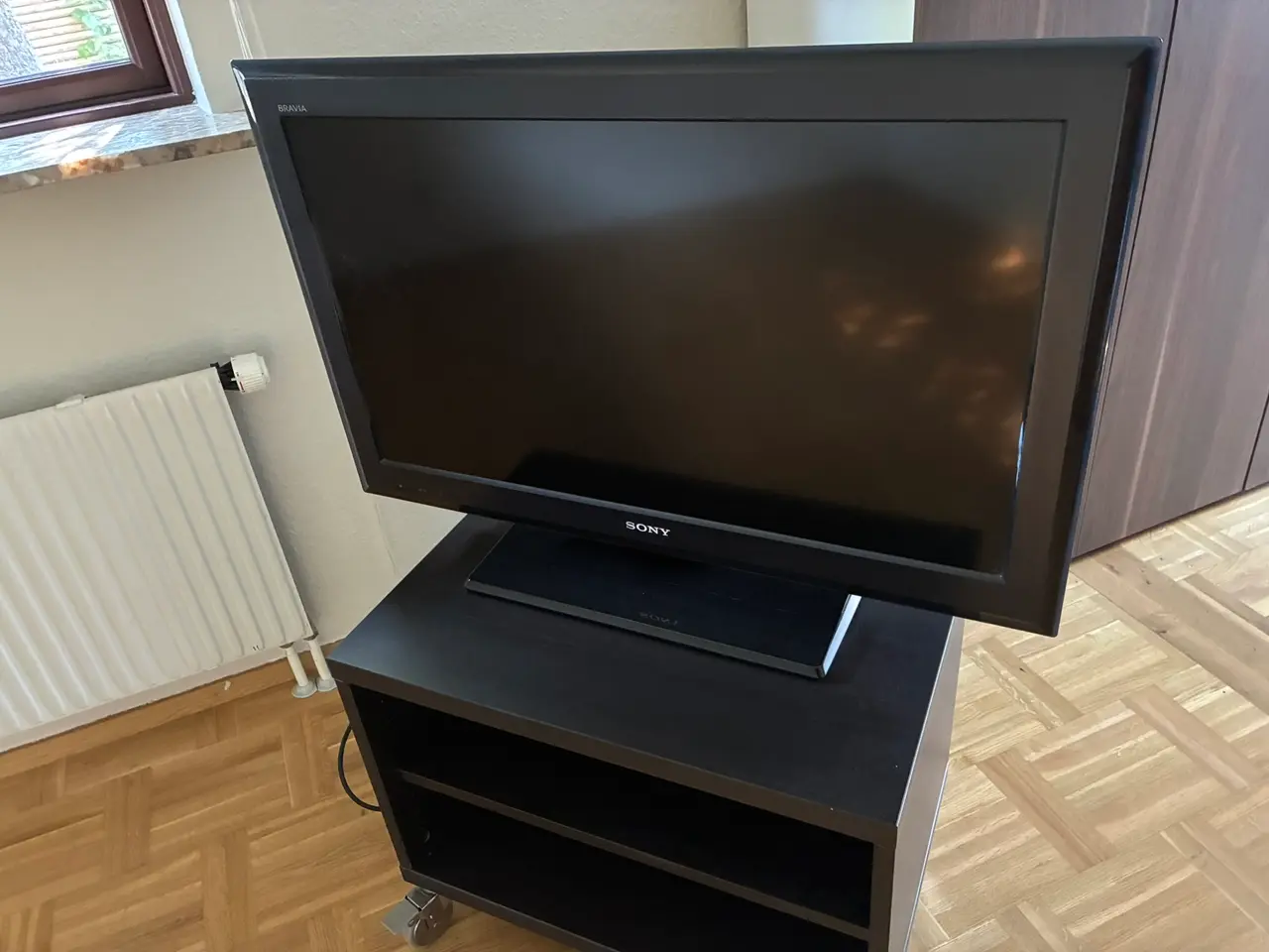 Billede 1 - Velfungerende TV med bord