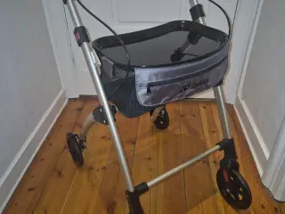 Indendørs rollator med kurv og bakke