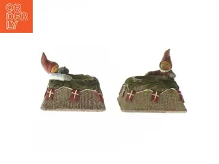 2 stk nisse fyrfadsstager med dannebrogsflag fra Trip Trap (str. 2 stk 9x9 cm)
