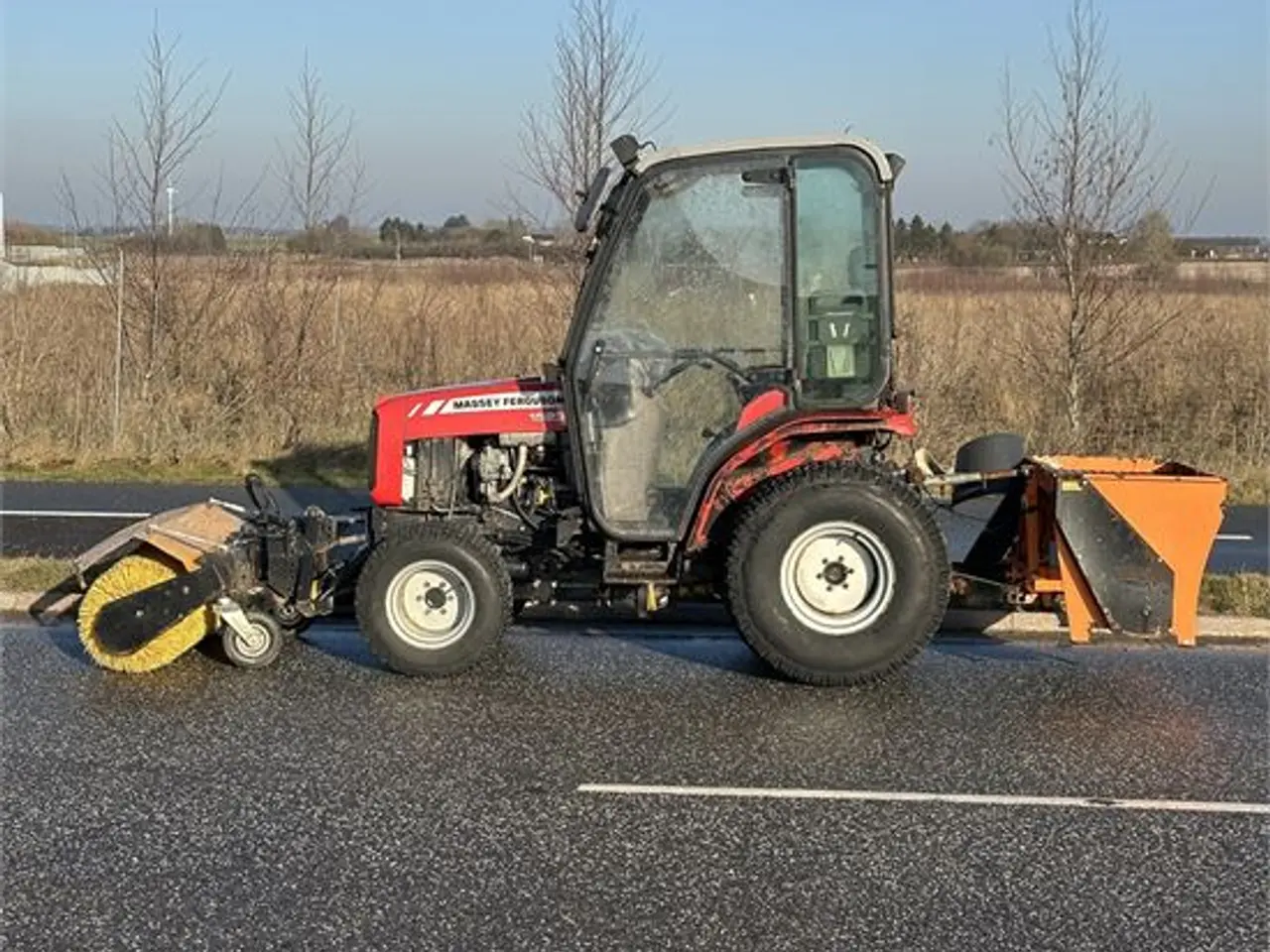 Billede 2 - Massey Ferguson 1523 -Only 375 hours With broom and salt spreder