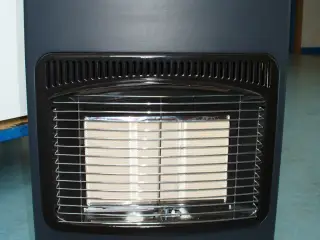 Gasvarmeovn med gasflaske.