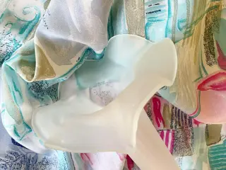 Hvidt glas, løgformet m flæser, syrebehandlet