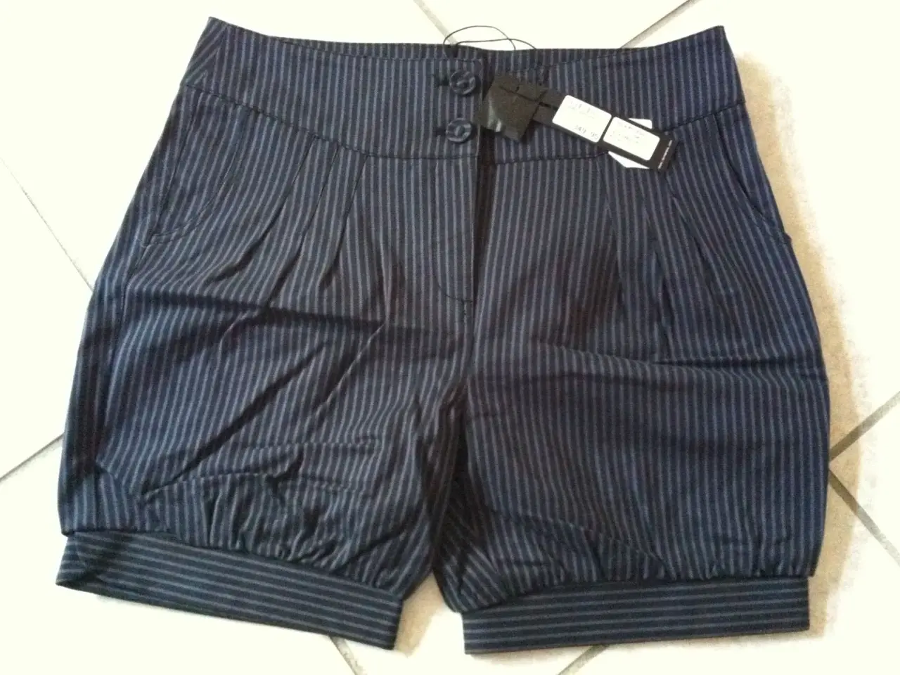 Billede 2 - Nye "st-martins" shorts, str: M, L, 50kr