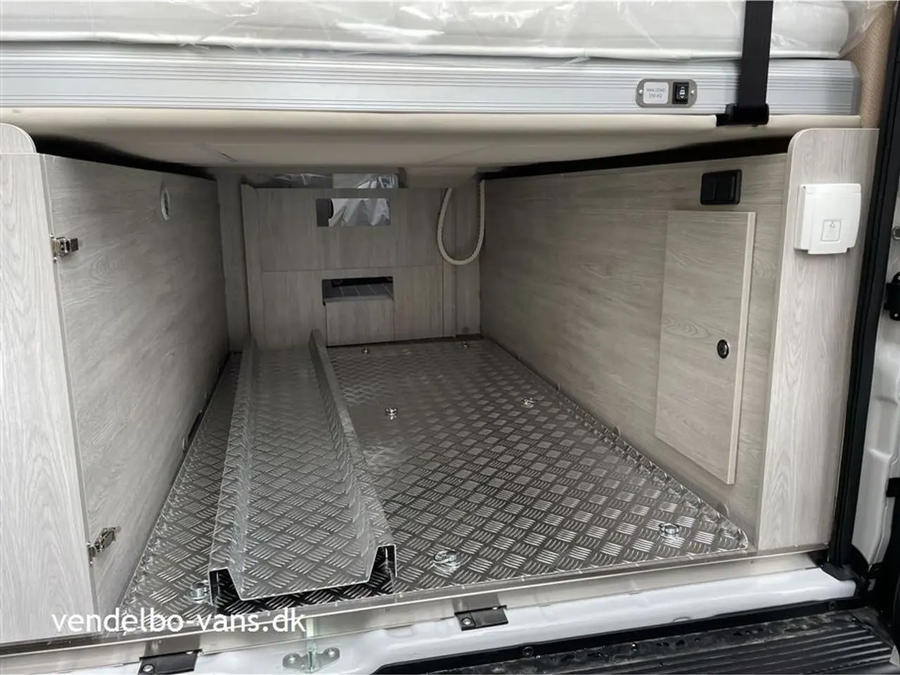 Billede 6 - 2026 - Rollerteam Livingstone DUO Sport XL CamperVan med stor dobbeltseng der kan hæves elektrisk, så der bliver plads til MC, cykler ect.