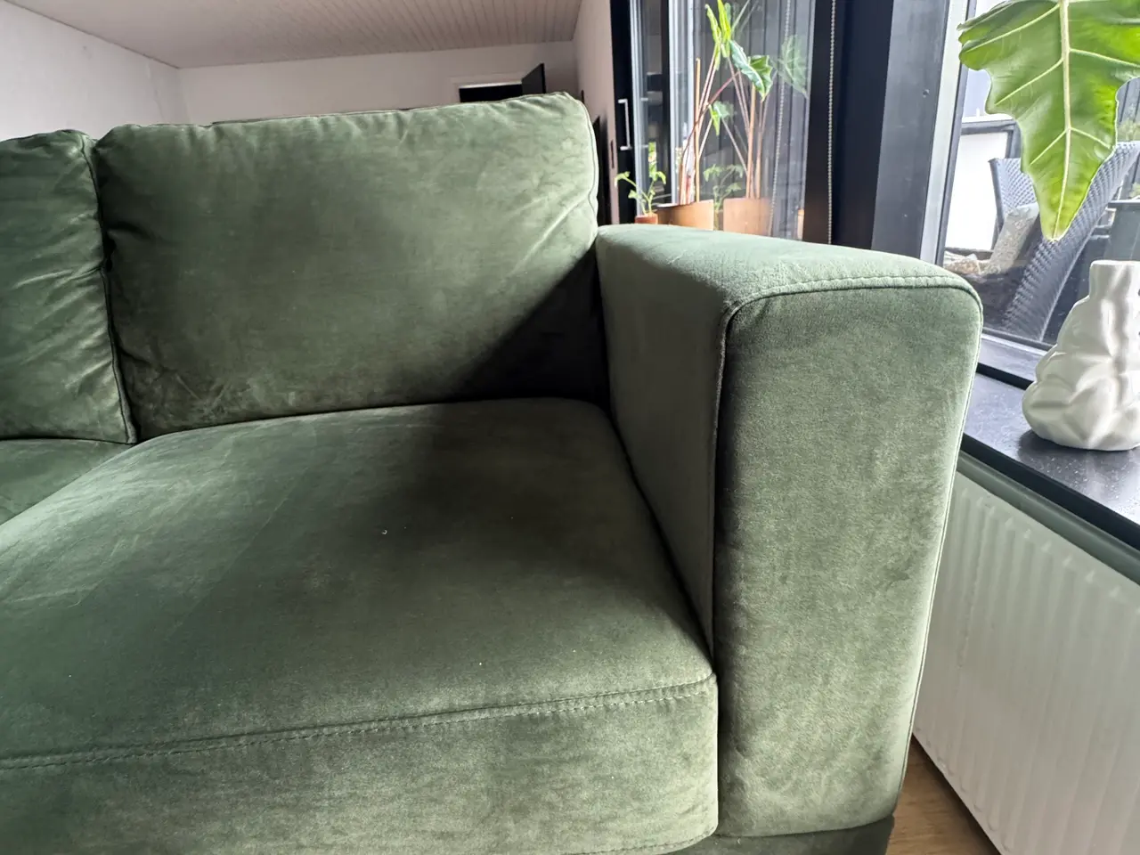 Billede 3 - 2 Pers. Lækker grøn velour sofa