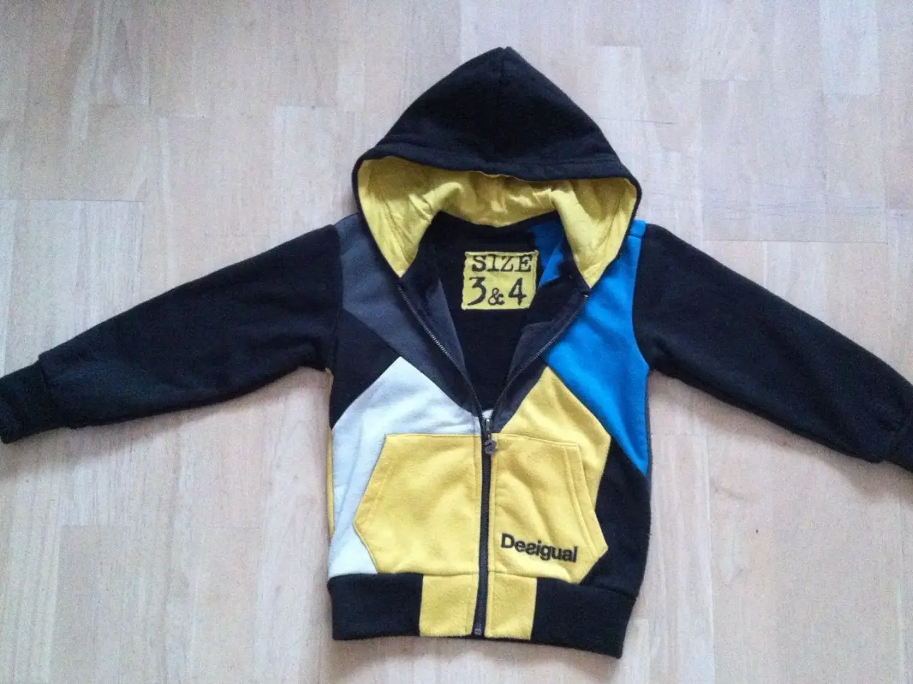 Billede 1 - Desigual hatte trøje str 3-4 år, 30kr