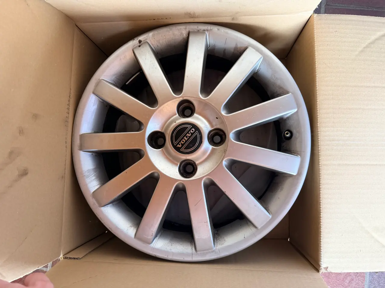 Billede 1 - 4 originale Volvo Ares 16” alufælge - siddet på en