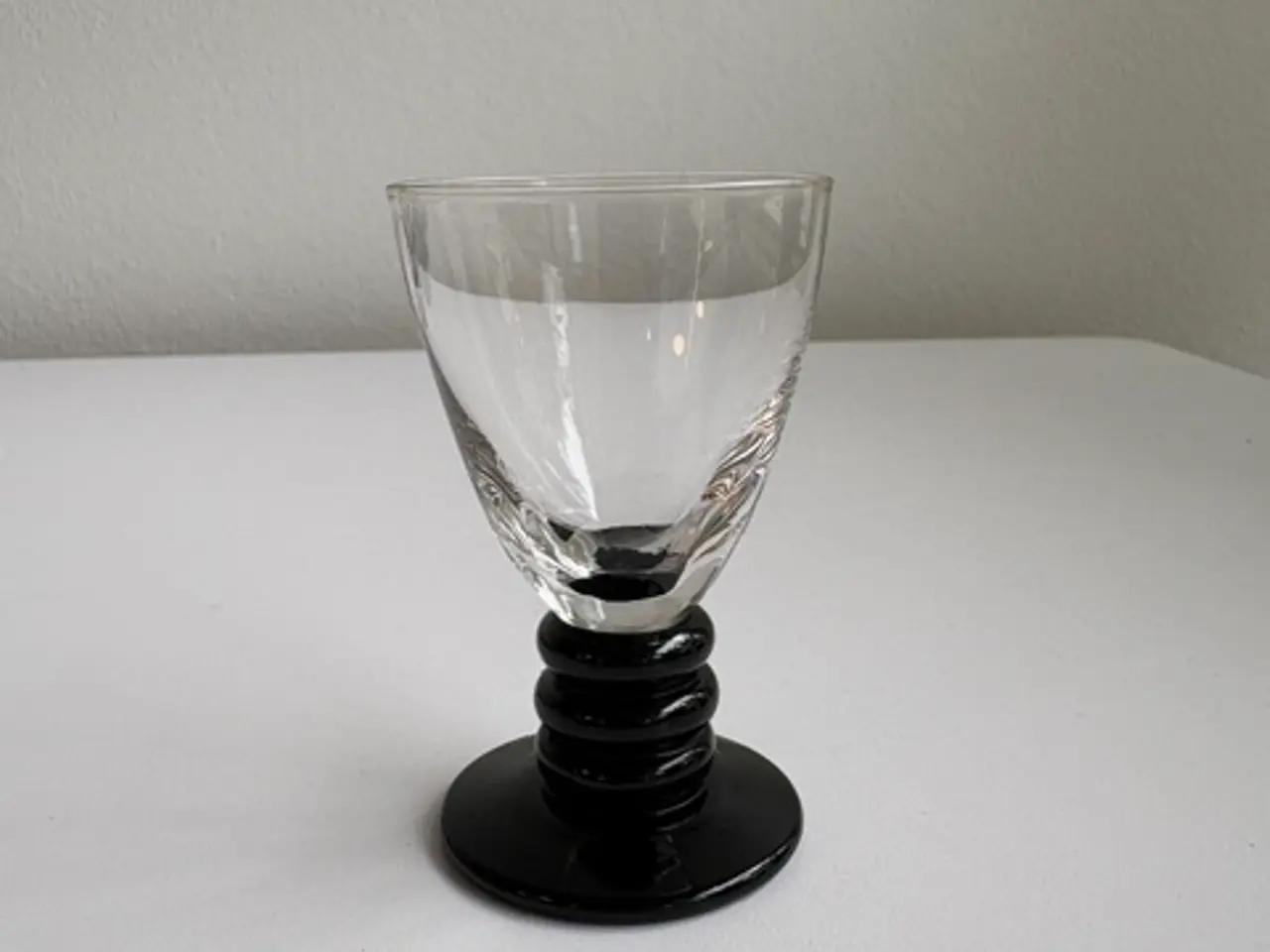 Billede 2 - Holmegaard Aalholm snapsglas med sort fod, 8 stk