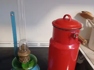 Madam blå olielampe og mælkespand