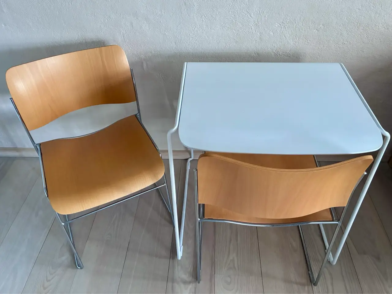 Billede 1 - 2 Howe 40/4-konferencestole + bord Designikon skab