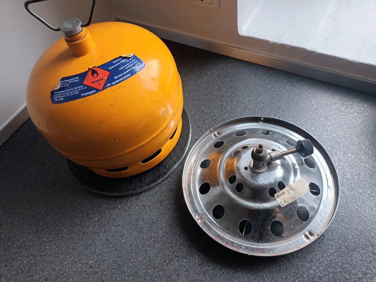 Billede 3 - 2 kg gasflaske med brænder, delvis fyldt med gas.
