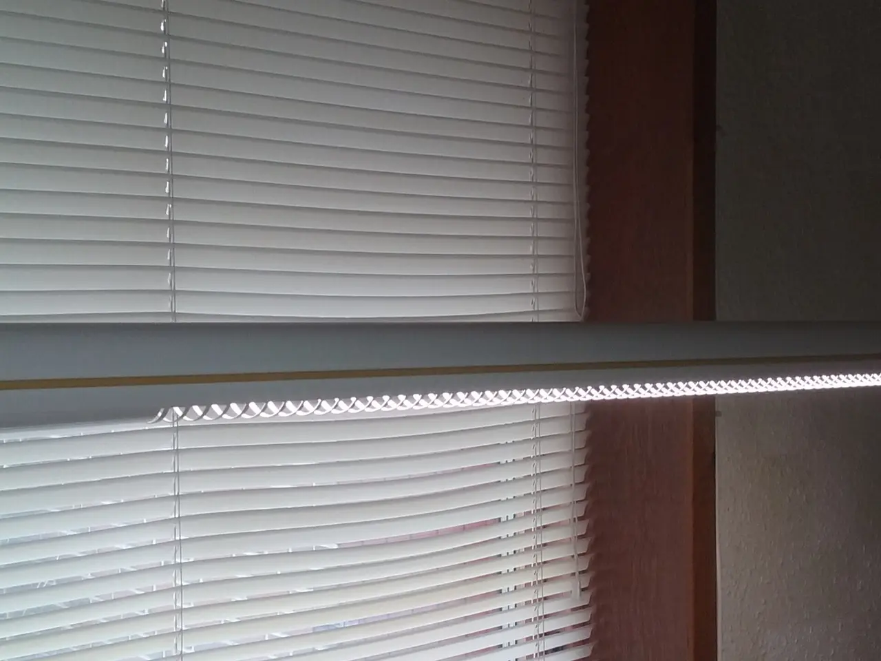 Billede 2 - Retro loftslampe hvid m/org gule bånd på siden