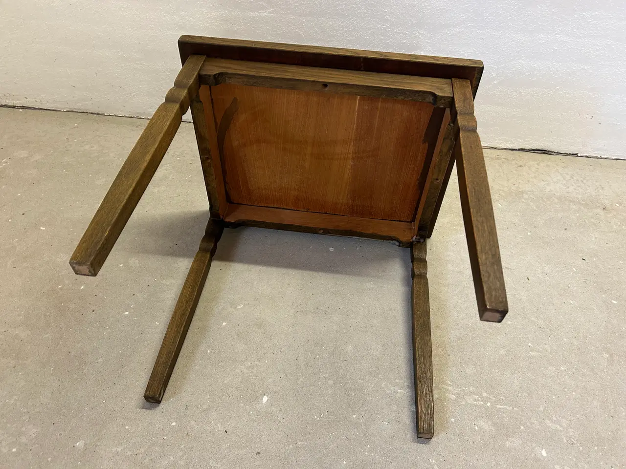 Billede 7 - Flot retro kakkelbord / sidebord i mørkt egetræ.
