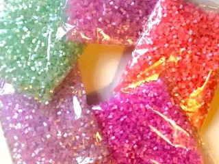 Rørperler i pink, lilla, mintgrønne pasteller.Glas