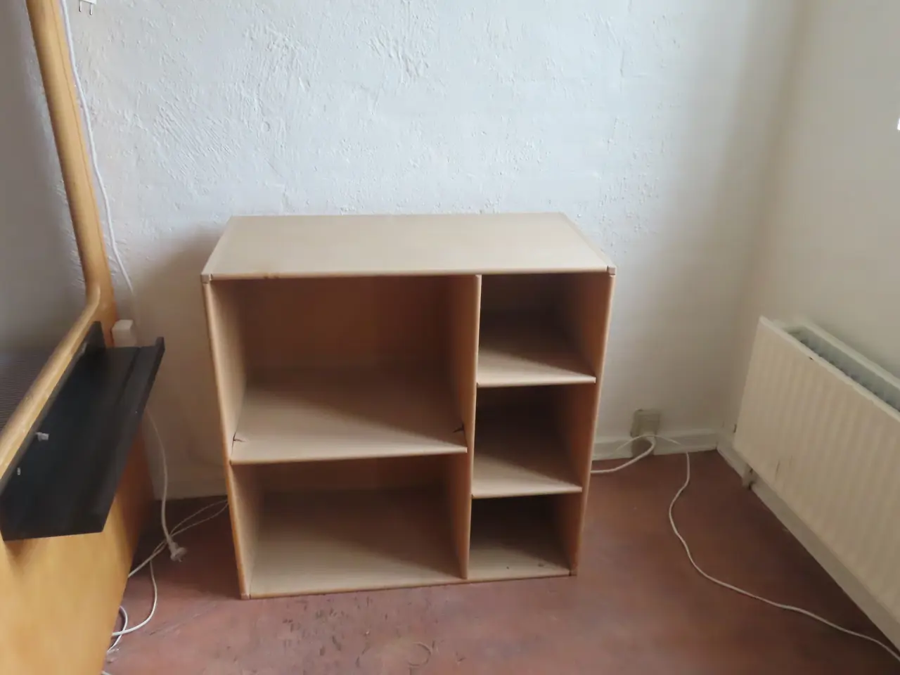 Billede 3 - Indhold på værelse af bord, køjeseng, skab mv.