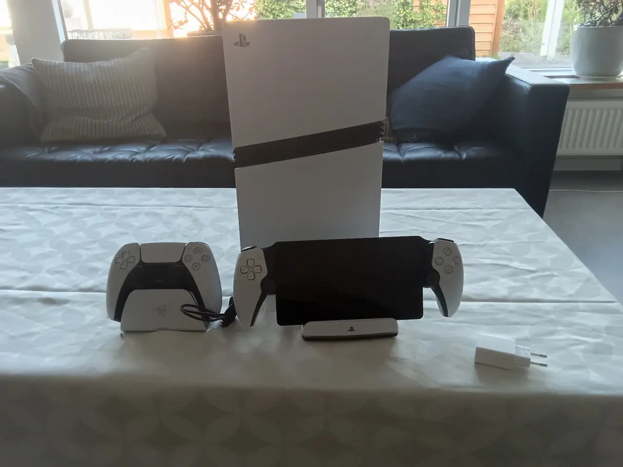 Billede 1 - Ps5 med kontroller plus portal 1tb + 2tb ekstra
