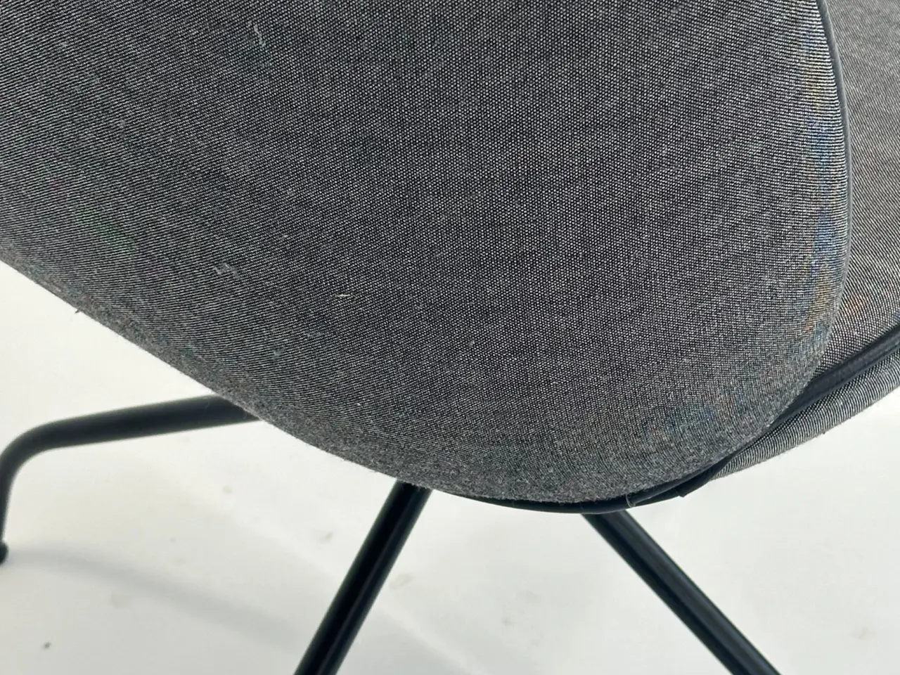 Billede 9 - GUBI Beetle Meeting Chair Stol – Grå med Sort Stel