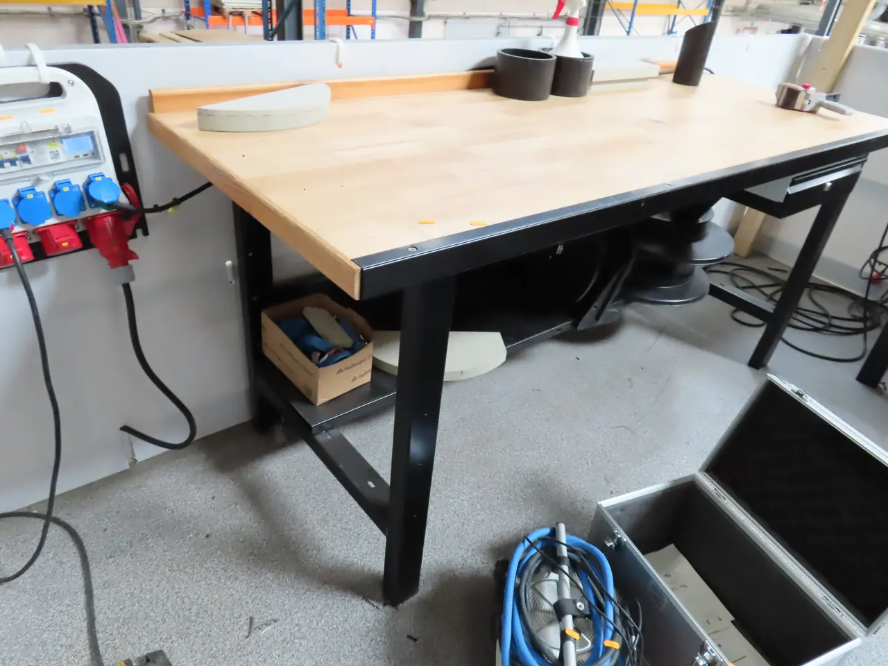 Billede 2 - Arbejdsbord med indhold