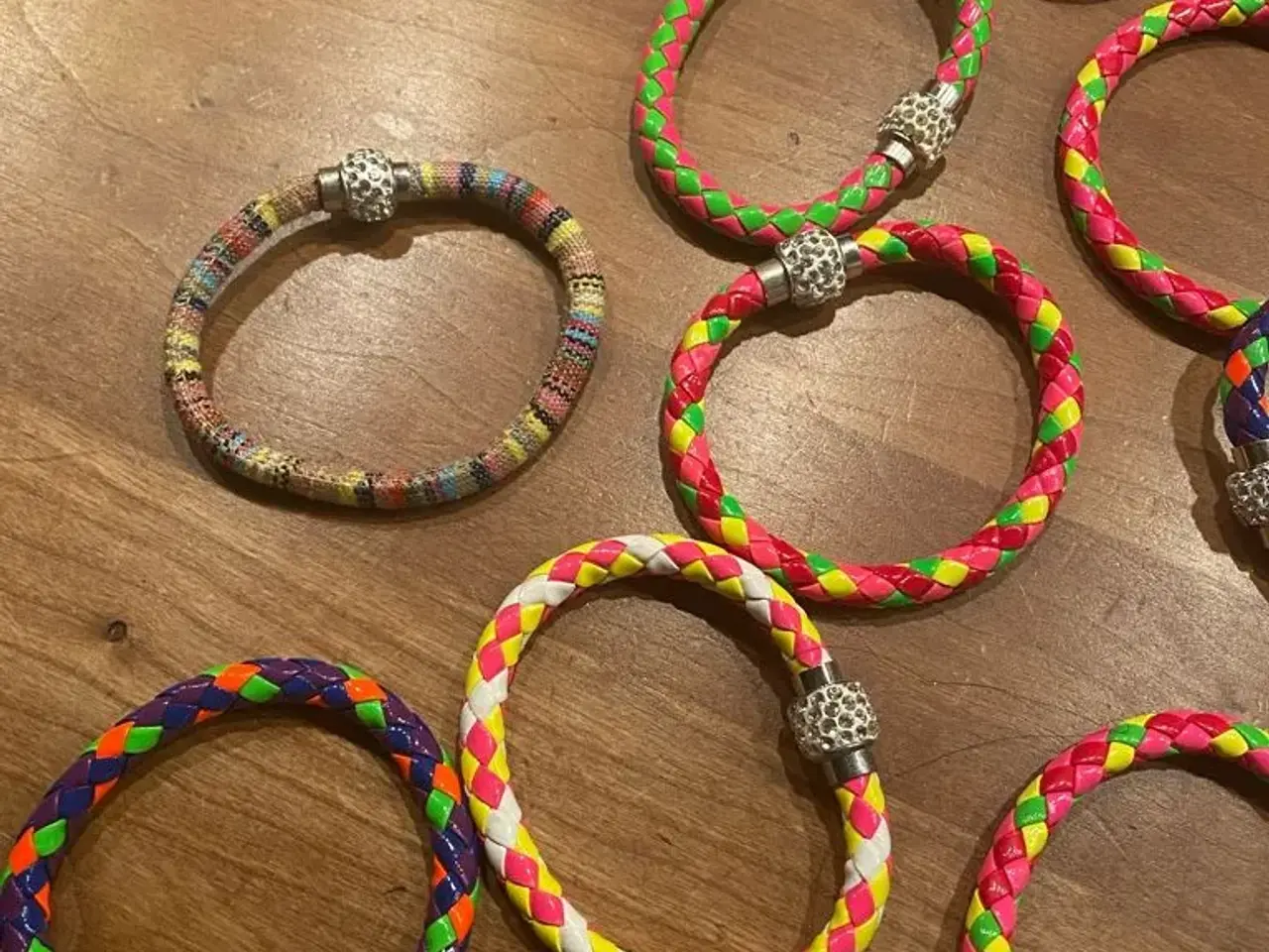 Billede 5 - Farverige armbånd