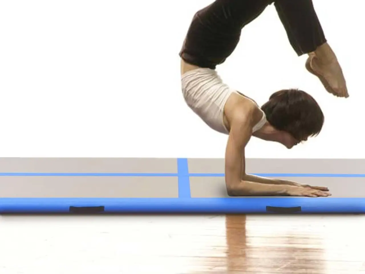 Billede 2 - Oppustelig gymnastikmåtte 300 x 100 x 10 cm - grå/blå