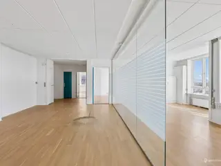 Lyst kontorlejemål med altaner