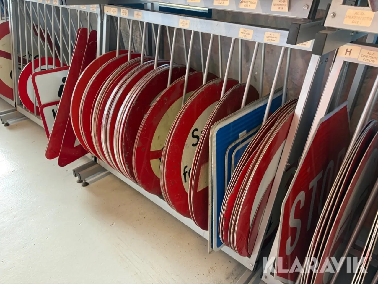 Billede 9 - Skilte med reoler assorteret 616 styk
