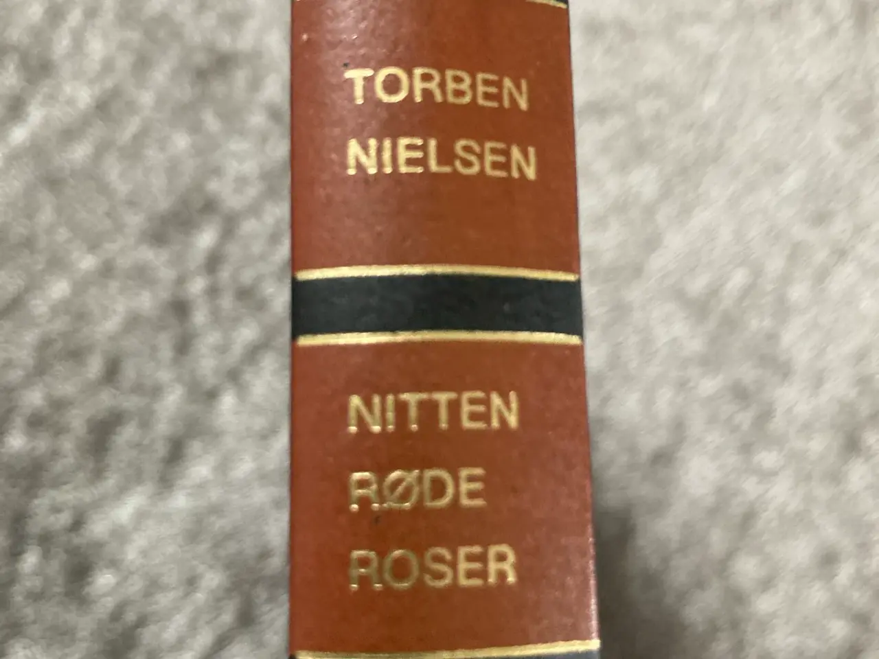 Billede 1 - Bog: Nitten røde roser af Torben Nielsen