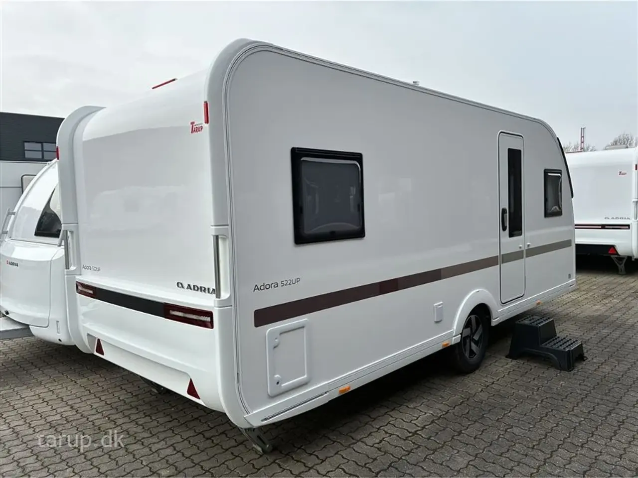 Billede 2 - 2026 - Adria Adora 522 UP Dobbeltsengsvogn, rundsiddegruppe, el-gulv-varme, stort 142L KOMPRESSOR køleskab, TV-holder, stabilisator, Adria Smartbox, glasfibertag