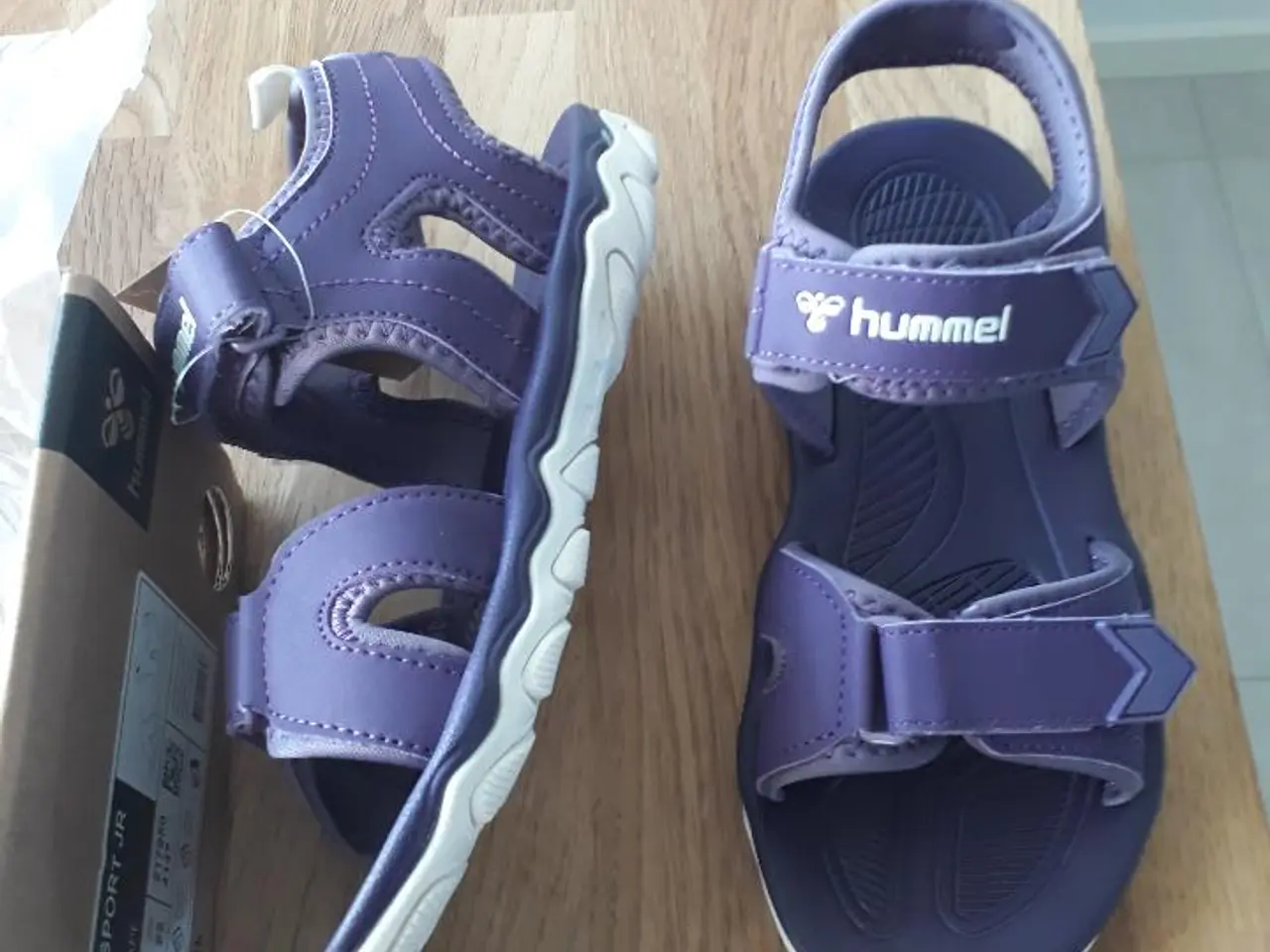 Billede 1 - Flot lilla sandal fra Hummel