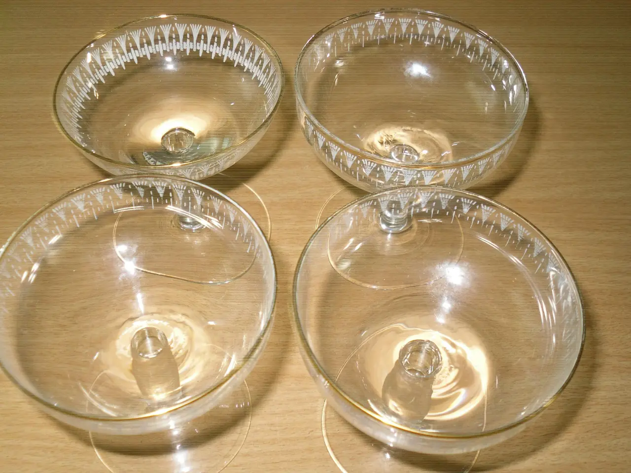 Billede 1 - BYD. 4 stk flotte KONGEÅ Likørglas.