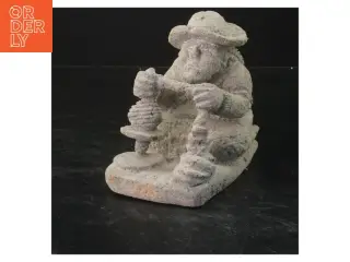 Lille skulptur af figur med hat (str. 13x16x9 cm)