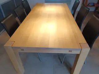 Langbord af massive egestave uden knaster.