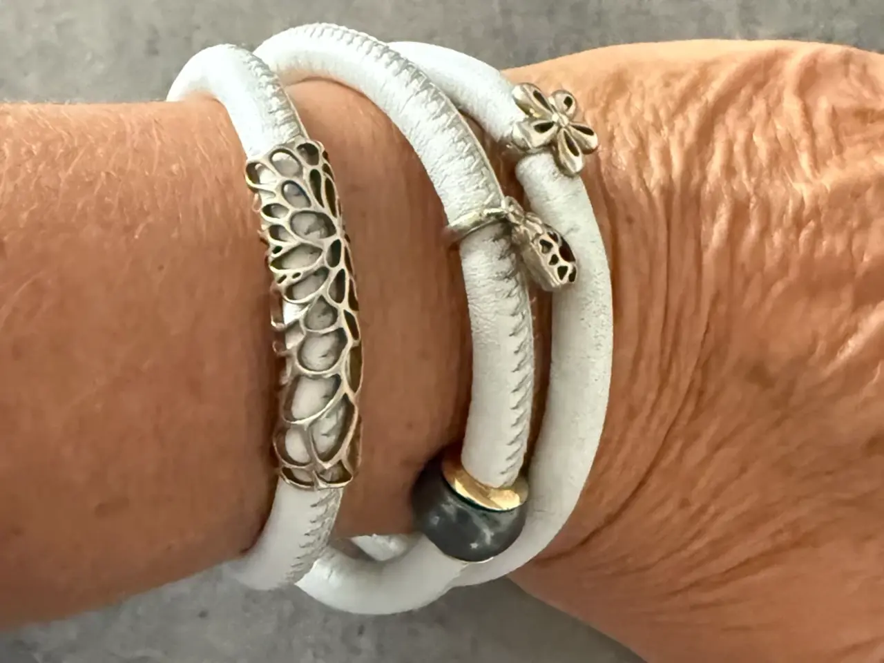 Billede 1 - Hvid læderarmbånd storry