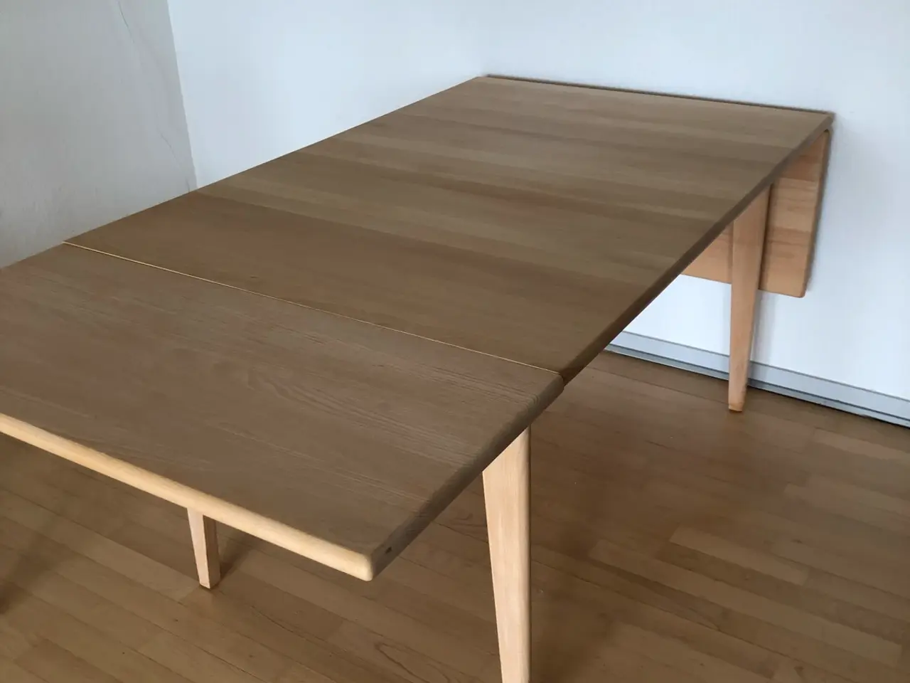 Billede 1 - Spisebord i lyst bøg