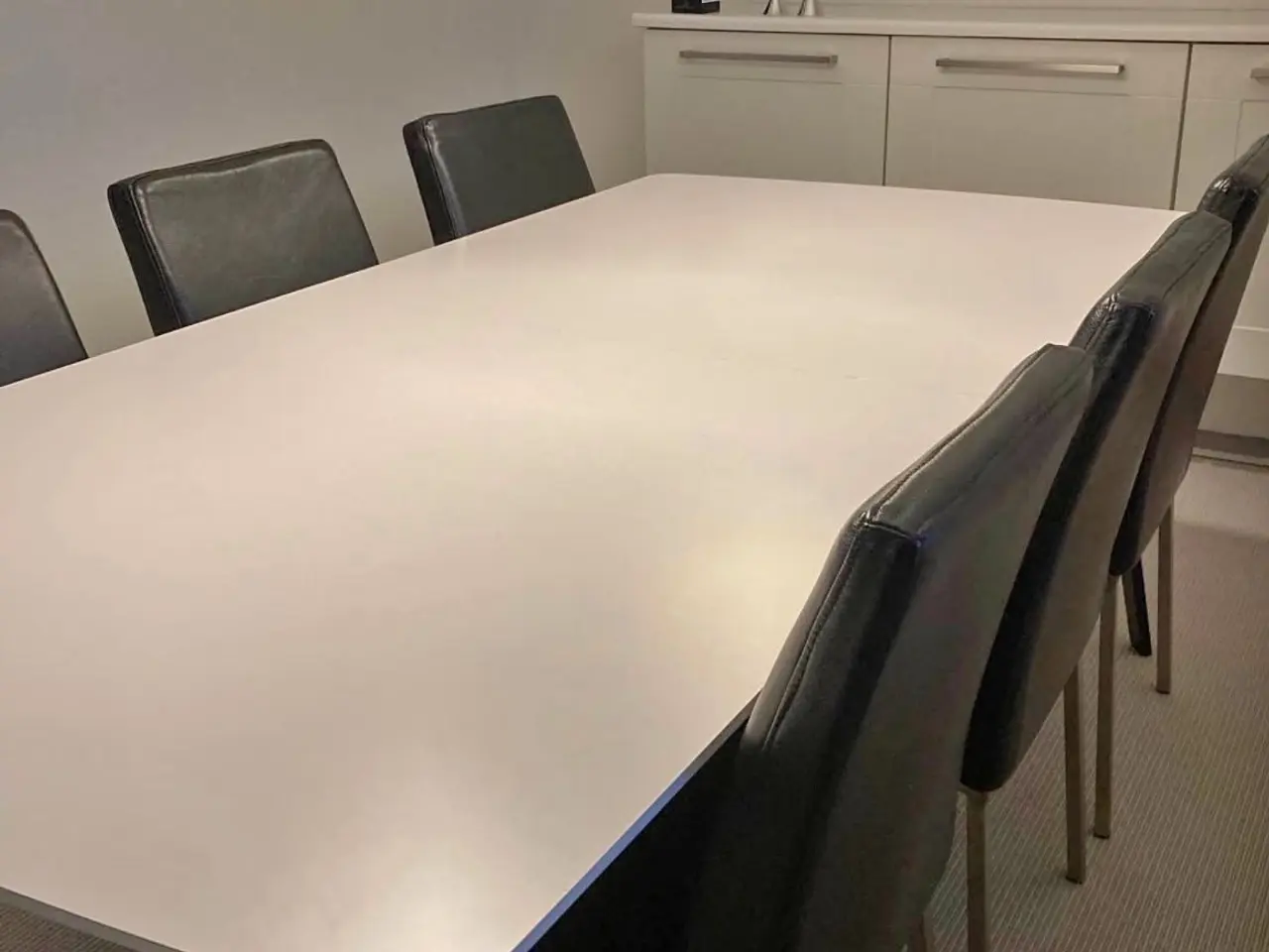 Billede 1 - Spisebord m. 6 stole og 2 lamper.