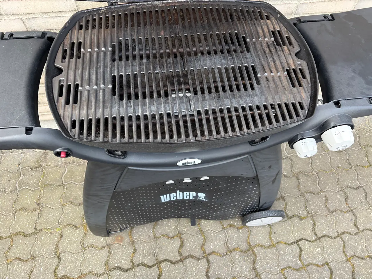 Billede 2 - Weber q3000 gasgrill på stativ med sideborde
