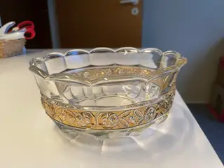 Elegant glasskål med "guldbånd"