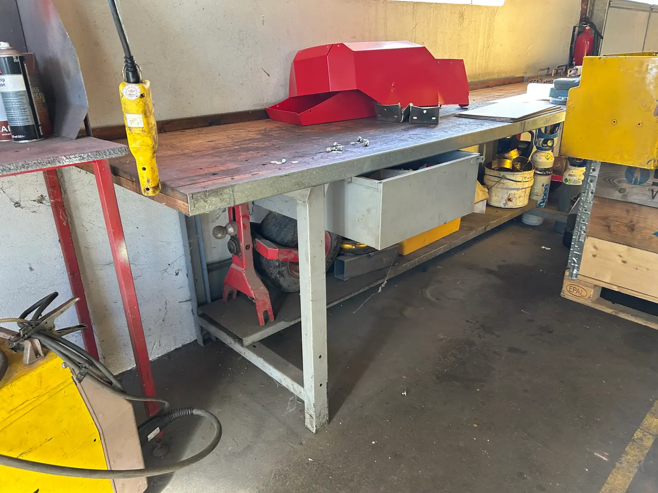 Billede 2 - Arbejdsbord med indhold