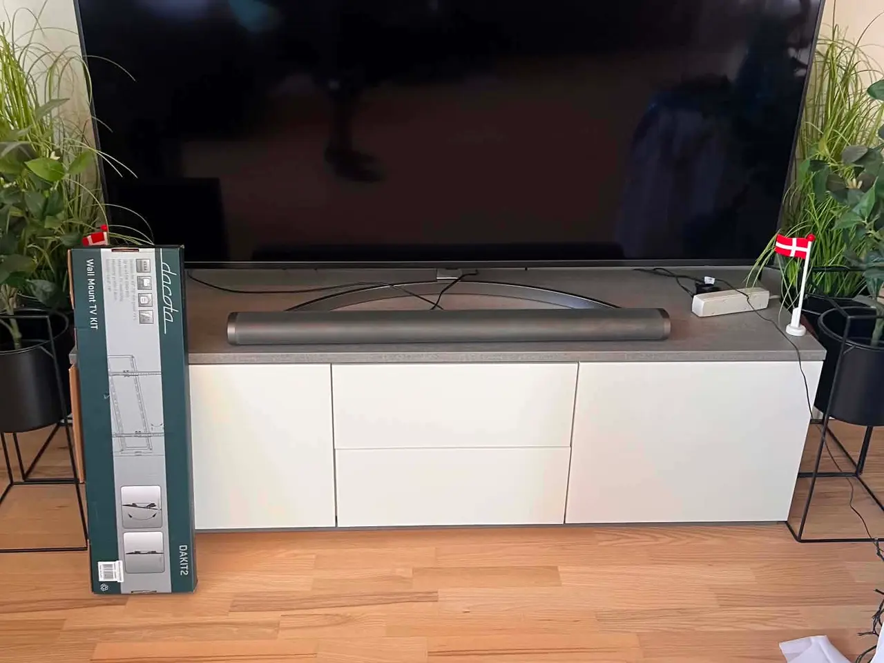Billede 1 - 65" LG TV, TVbord og ny ubrugt vægbeslag/Wallmount