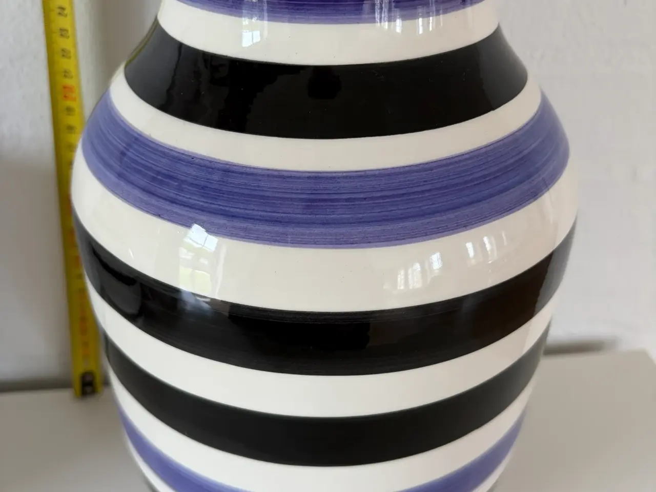 Billede 1 - Stor Kähler Omaggio vase – Violet/Sort/Hvid (30 cm