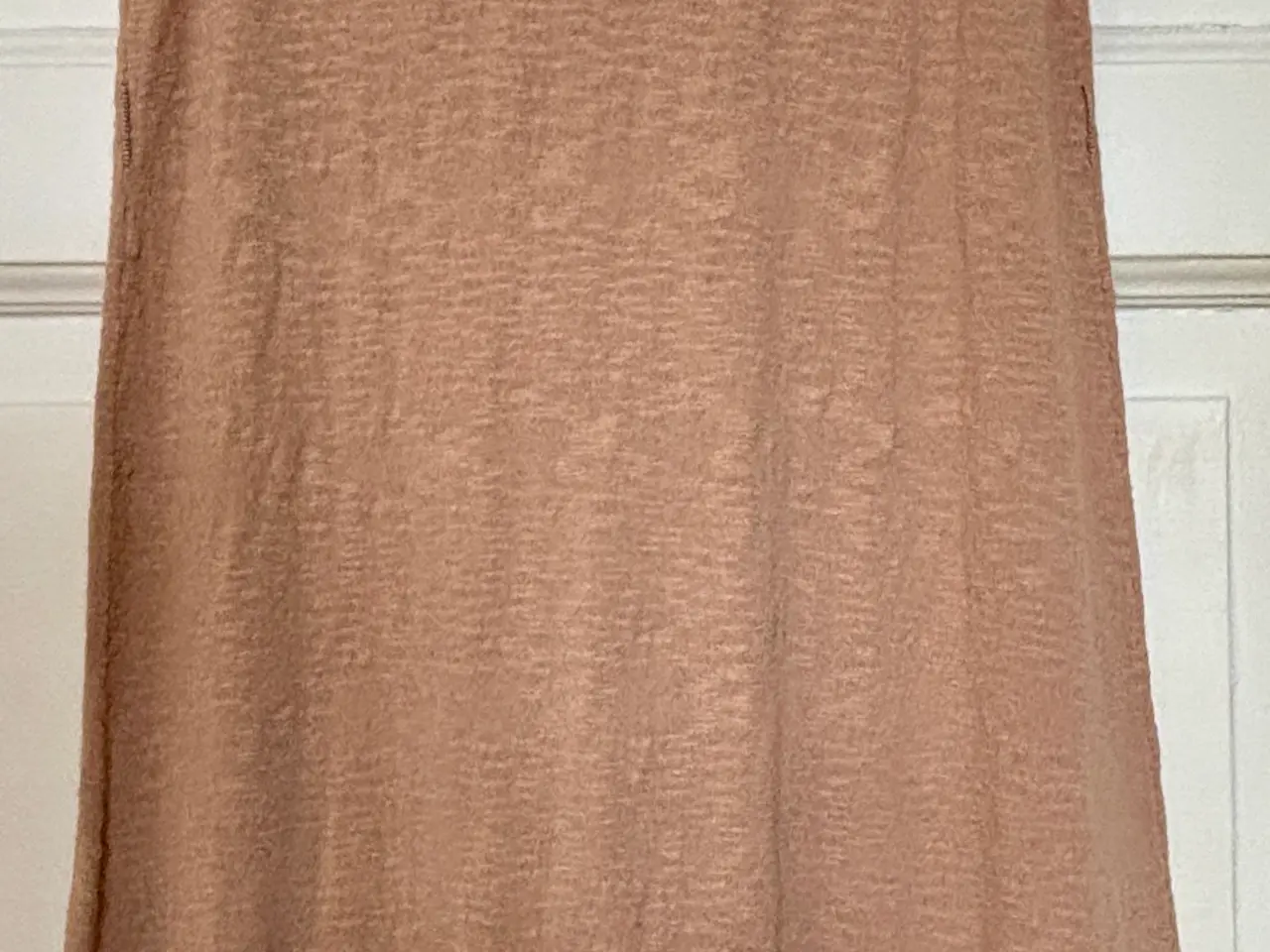 Billede 3 - Gustav, beige kjole korte ærmer + blomster, str 40