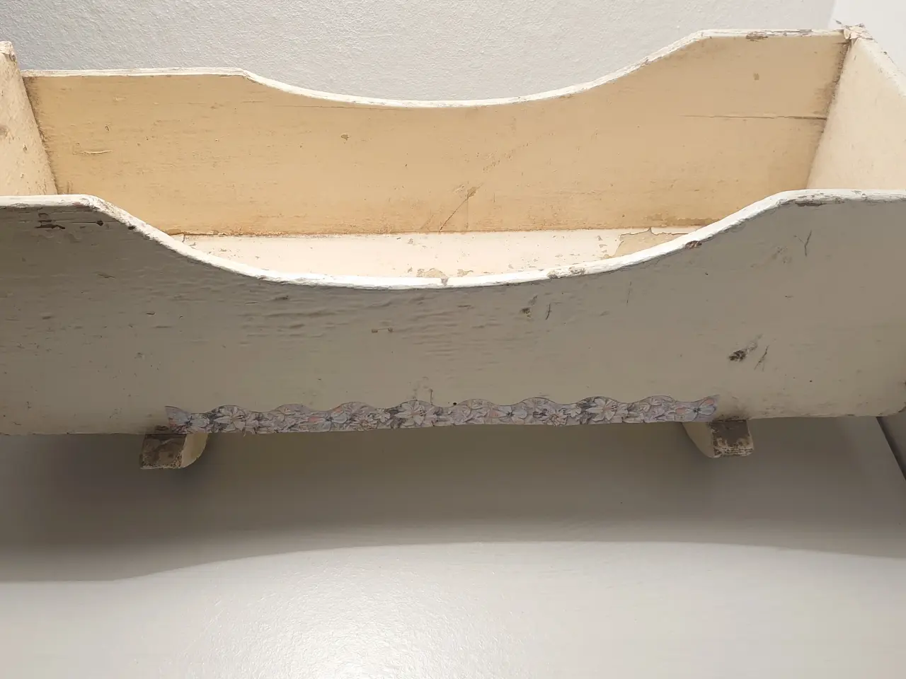 Billede 1 - Gammel patineret dukkevugge. L 50,5cm.