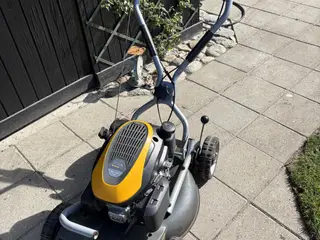 Stiga plæneklipper med træk på forhjulene 