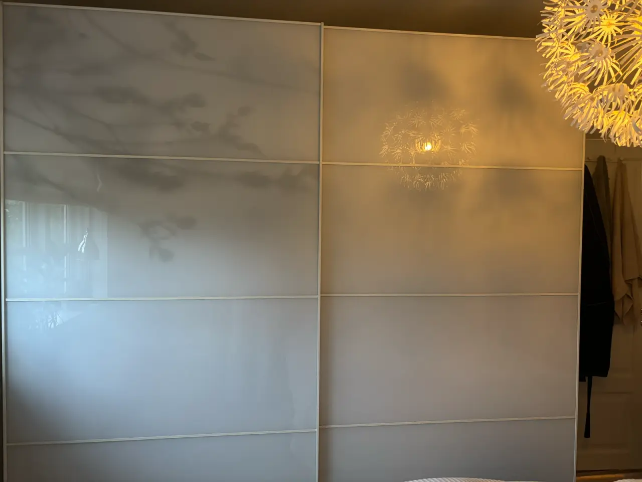 Billede 1 - Stort Ikea klædeskab med skydelåger