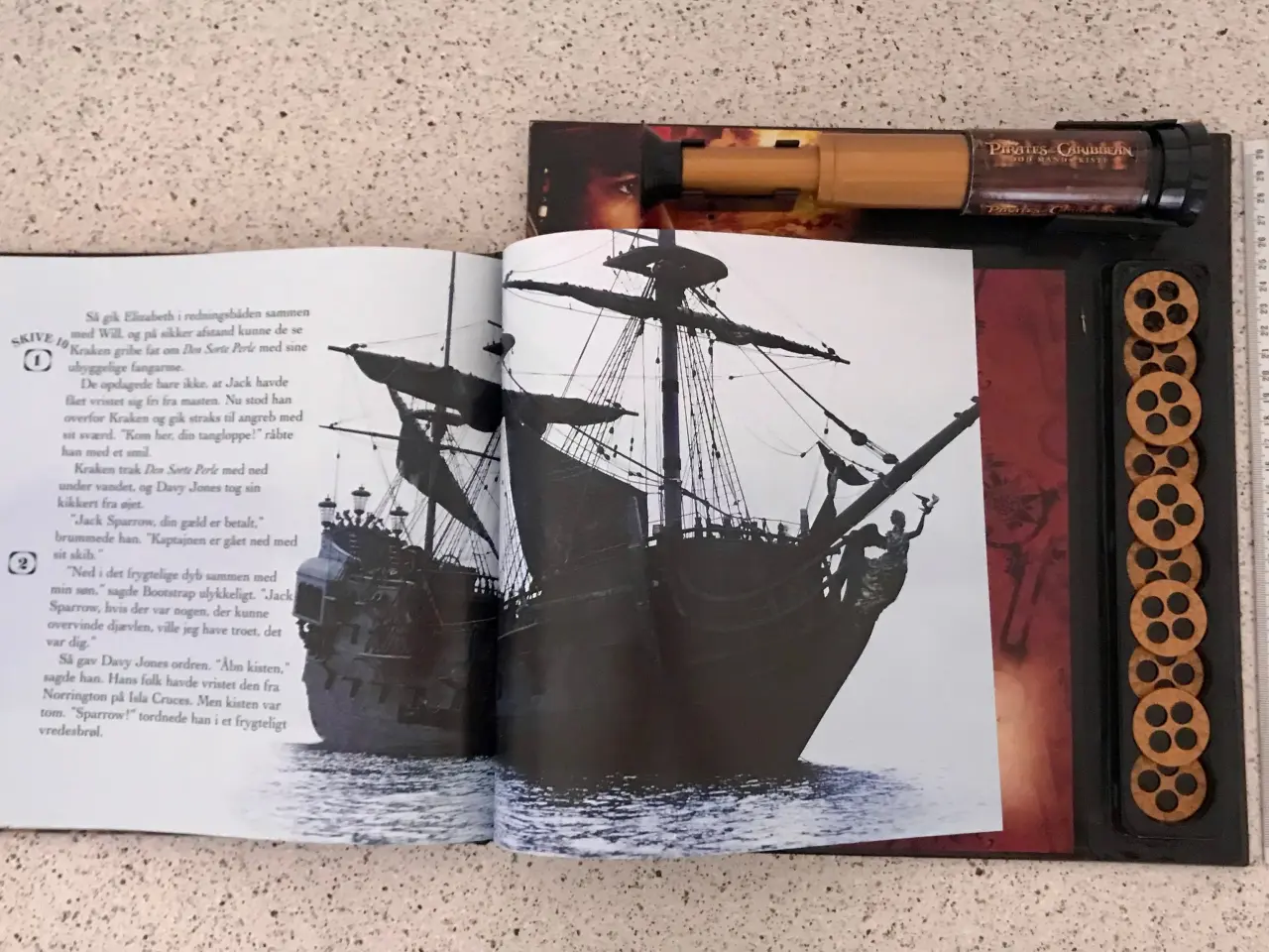 Billede 3 - PIRATES of the CARRIBEAN: Eventyrbog med kikkert m